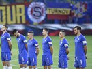 Liberetí fotbalisté ped finále poháru se Spartou poslouchají státní hymnu.