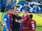 Rozhodí Pavel Královec ve finále eského poháru mezi Libercem a Spartou...