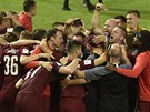 POHÁR JE NÁ. Fotbalisté Sparty se radují z vítzství v MOL Cupu, ve finále...