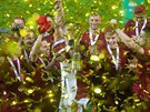 Sparantí fotbalisté kepí s trofejí pro vítze národního poháru.