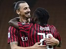 Zlatan Ibrahimovic slaví s Franckem Kessiem vyrovnávací gól AC Milán v duelu s...