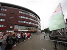 Fandové Slavie sledují derby se Spartou na velkoploné obrazovce ped stadionem.