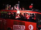 Fotbalisté Slavie si uívají mistrovské oslavy pi jízd autobusem s otevenou...