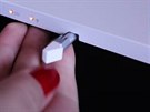 Tak jako lednový model má i ConceptD 3 Ezel ukryté v tle dotykové pero Acer...