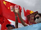 íntí podporovatelé v Hongkongu pipíjí na schválení národního bezpenostního...