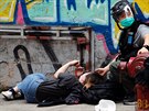 Zrannou enu zadreli policisté pi protestech v Hongkongu, v den oslav...