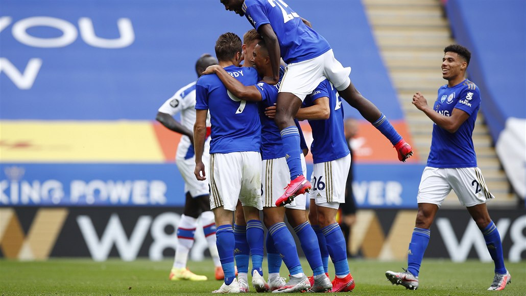Fotbalisté Leicesteru se radují z branky Jamieho Vardyho.