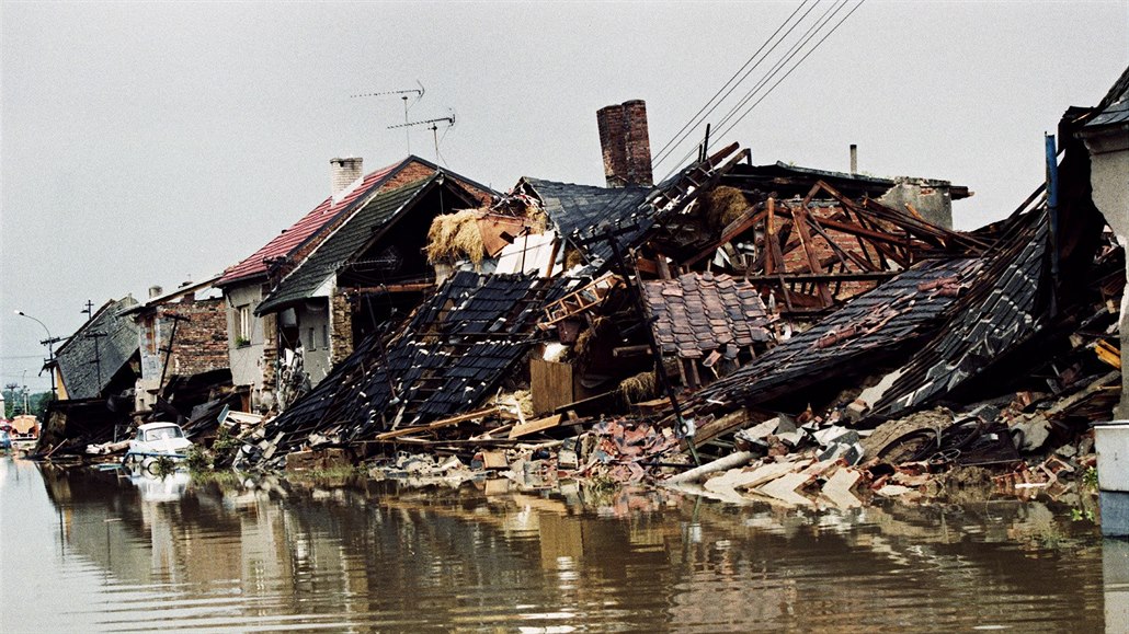 1997. Troubky na soutoku Moravy a Bečvy se staly symbolem tragických záplav,...