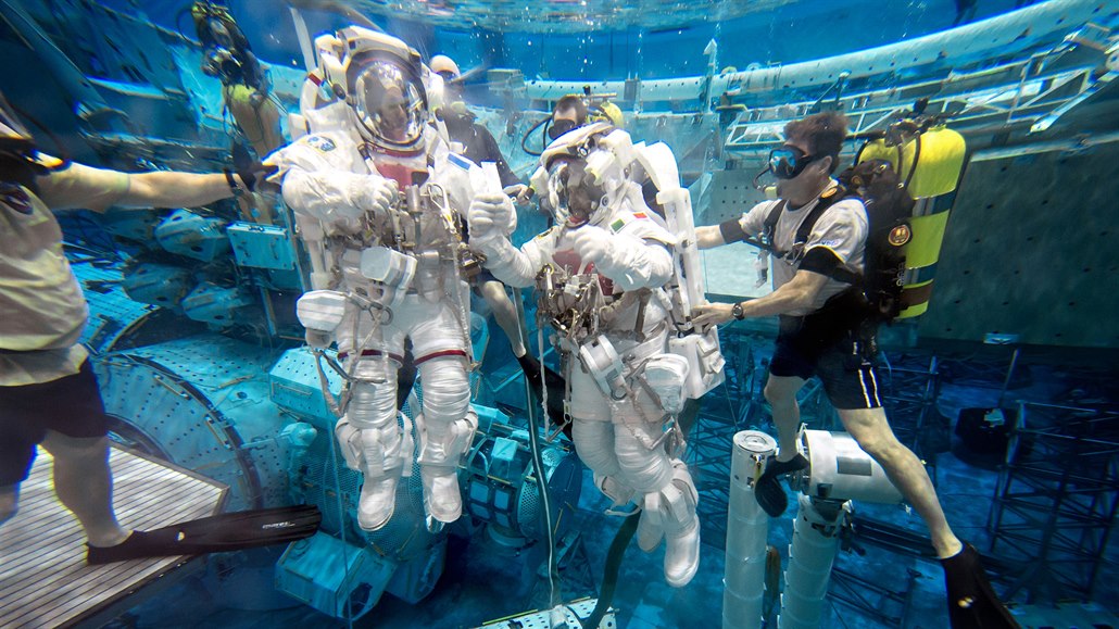 Astronauté Evropské kosmické agentury (ESA) Thomas Pesquet (vlevo) a Luca...