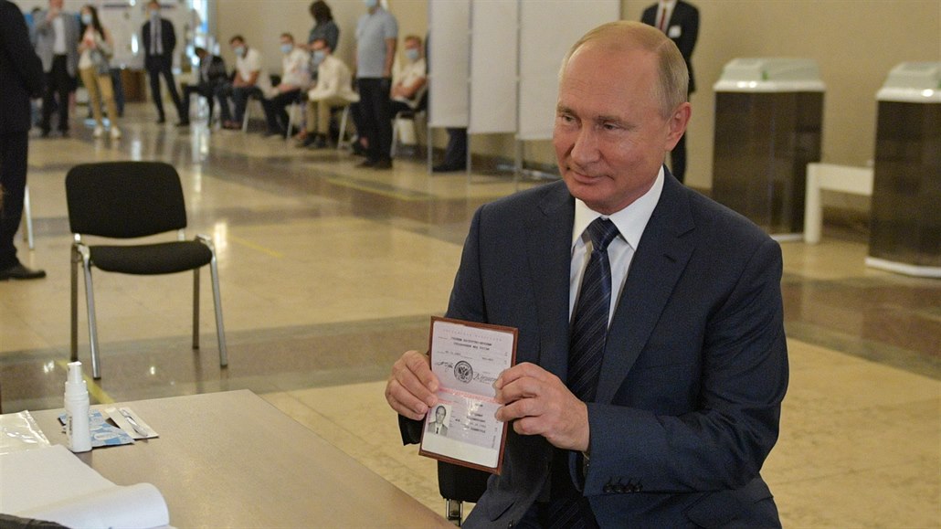 Vladimir Putin hlasuje v referendu, které potvrdilo, e me znovu kandidovat...