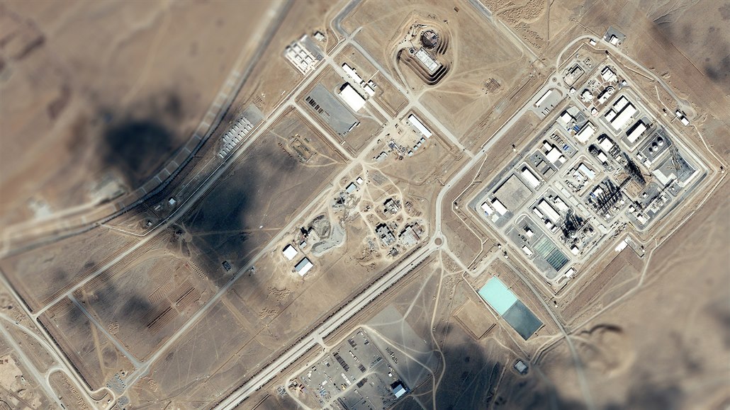 Jaderný reaktor (vpravo) v íránském Araku