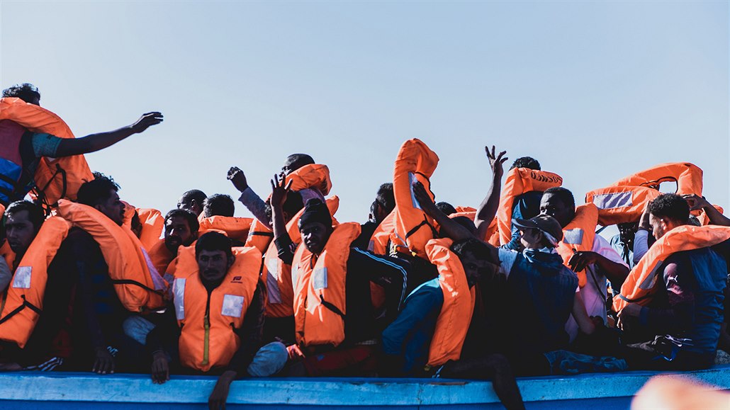 Vyzvedávání uprchlíků na moři s pomocí posádky lodi Ocean Viking (30. června...