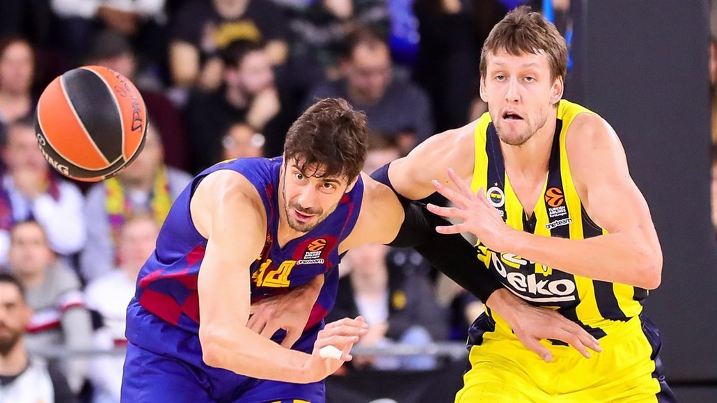 Ante Tomi� (vlevo) z Barcelony a Jan Veselý z Fenerbahce bojují o mí�.