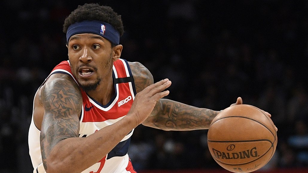 Bradley Beal rozjí�dí akci Washingtonu.