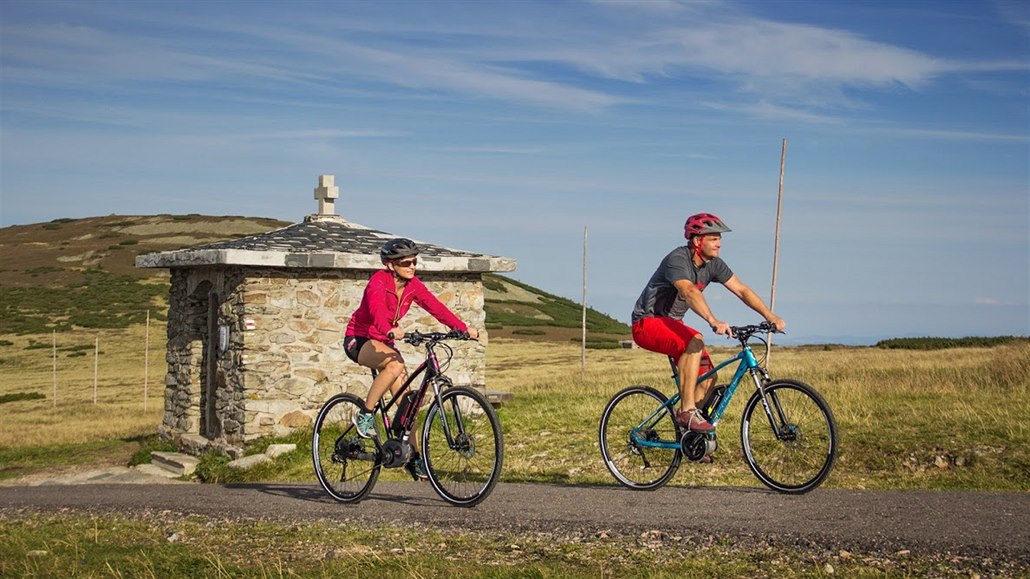 V �esku jsou elektrokola hojn� vyu�ívána pro cykloturistiku a sport. �lov�k s...