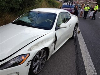 Řidička sportovního maserati poničila pět aut před sebou. (10. srpna 2013)