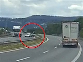 Řidič s vozíkem při předjíždění kamionu udělal hodiny