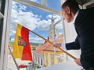 První místostarosta Ivančic Jaroslav Sojka vyvěsil moravskou vlajku na budovu...