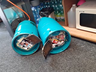 Po otevření tajných byla láhev plná krabiček cigaret, které však postrádaly...