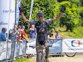 Jaroslav Kulhavý slaví v cíli závodu Bikemaraton Drásal.