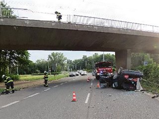 Auto se zřítilo z mostu v hradeckých Malšovicích (5. 7. 2020).