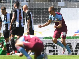 Tomá� Sou�ek (vpravo) se raduje ze svého druhého gólu v anglické Premier...