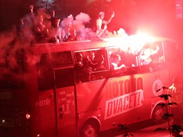 Fotbalisté Slavie si uívají mistrovské oslavy pi jízd autobusem s otevenou...