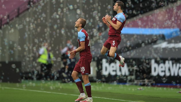 Tom Souek (vlevo) a Aaron Cresswell nastupuj k zpasu.