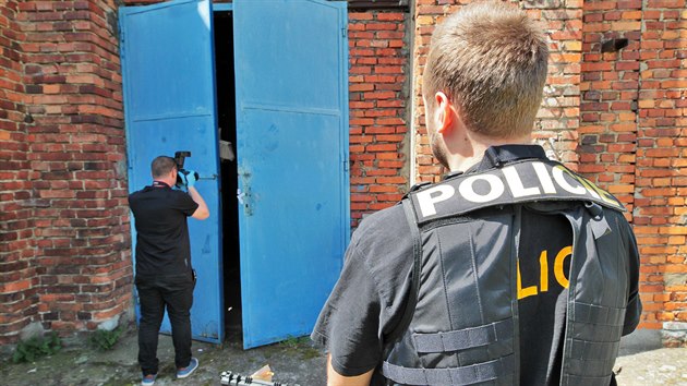 Nezn�m� vandal se vl�mal do Rud� v�e smrti ve Vykmanov�, kde po�kodil stojany v�stavy a tak� model are�lu v�e a dve�e dole ve v�i. (4. �ervence 2020)