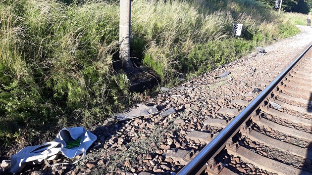 Na železničním přejezdu nedaleko Hluboké nad Vltavou na Českobudějovicku srazil vlak a osobní auto. (5. července 2020)