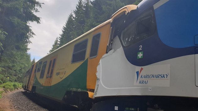V blzkosti Perninku na Karlovarsku se srazily dva osobn vlaky. (7. ervence 2020)