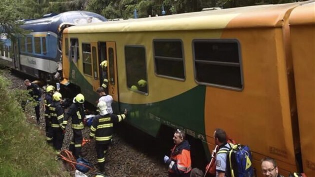 V blízkosti Perninku na Karlovarsku se srazily dva osobní vlaky. (7. července 2020)