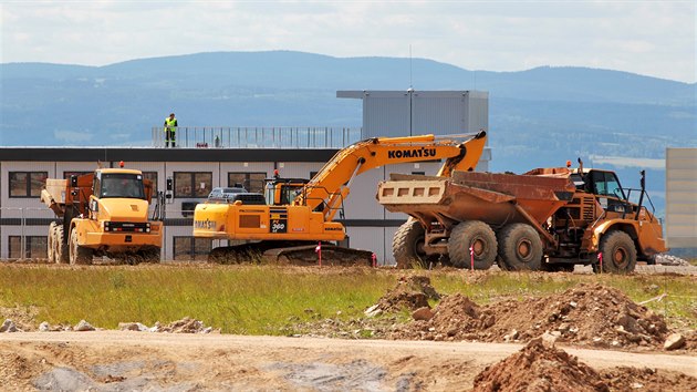 Nedaleko napojení Podkrušnohorské výsypky už také stojí zázemí stavby testovacího centra BMW. (30. června 2020)