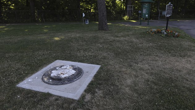 Vandalov poniili pamtnk se sochou ernoskho buditele Fredericka Douglasse v Rochesteru. (6. ervence 2020)