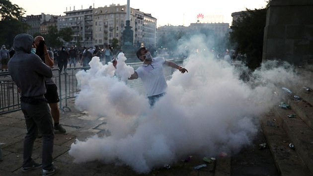 Masivn protesty v Blehradu po vyhlen zkazu vychzen kvli koronaviru. (8. ervence 2020)