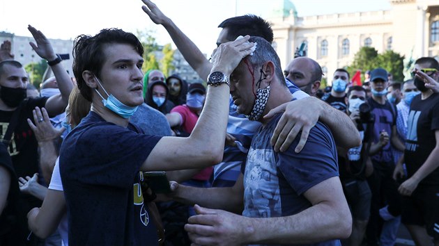 Masivní protesty v Bělehradu po vyhlášení zákazu vycházení kvůli koronaviru. (8. července 2020)