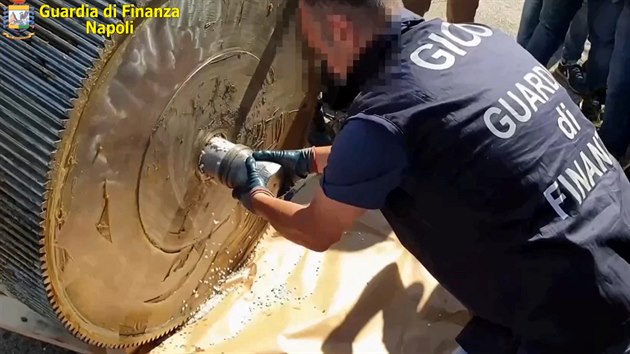 Rekordnch trnct tun amfetaminu zabavila italsk policie pi razii v pstavnm mst Salerno. (1. ervence 2020)