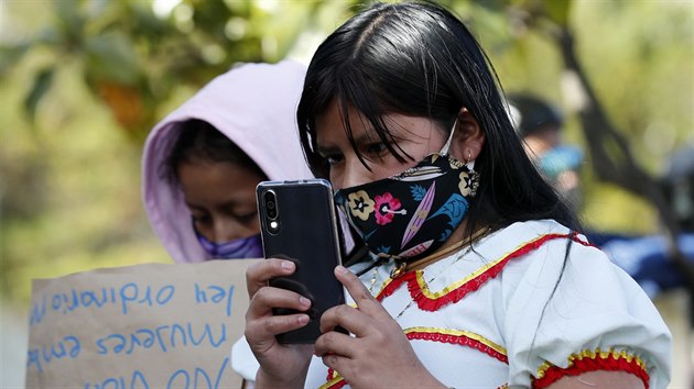 Domorodci v Kolumbii protestovali proti nsil pchanm na ench. (26. ervna 2020)