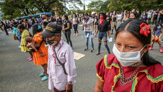 Domorodci v Kolumbii ped kasrnami protestovali proti nsil pchanm na ench. (4. ervence 2020)