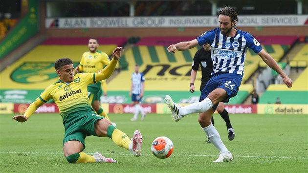 Davy Pr�pper (Brighton) st��l� kolem skluzuj�c�ho Maxe Aaronse (Norwich).
