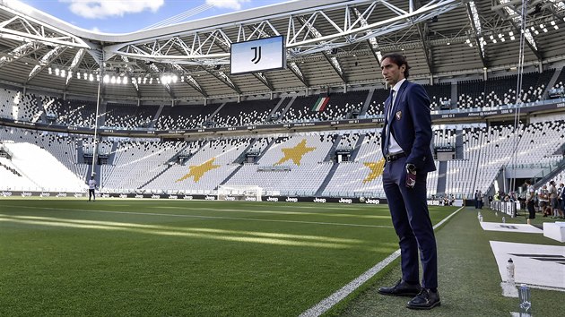 Emiliano Moretti, trenr FC Turn, sleduje sv svence pi rozcvice ped utknm na pd Juventusu.