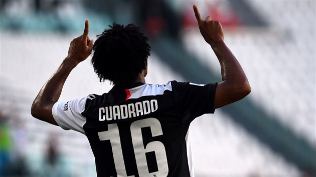 Juan Cuadrado z Juventusu se raduje ze sv trefy proti FC Turn.