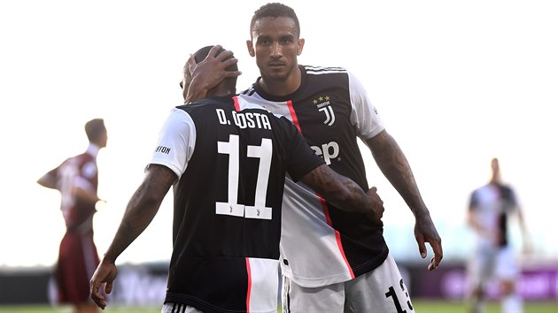 Douglas Costa a Danilo se raduj po glu Juventusu v mstskm derby proti FC Turn.