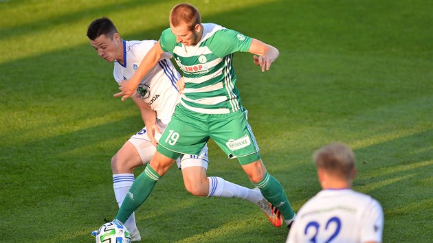 Roman Kvt (Bohemians) si sna tlem pokrt m ped dotrajcm Dominikem Janokem (Ml. Boleslav).