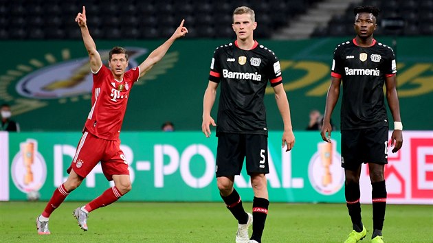 Robert Lewandowski (Bayern Mnichov) se raduje ze svho zsahu proti Leverkusenu.