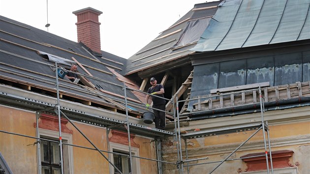 Několik dělníků opravuje střechu zámku ve Větrném Jeníkově. Jinak je ve slunném a teplém středečním dopoledni v městysi na Vysočině pusto a prázdno. (8. července 2020)