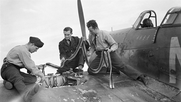 Zbrojíři při práci na stíhačce Hawker Hurricane Mk I, 310. československá stíhací peruť RAF, Bitva o Británii, základna Duxford, 7. září 1940