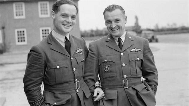 Velitel 242. perutě Douglas Bader a velitel 310. perutě Alexander Hess (Bitva o Británii, září 1940)