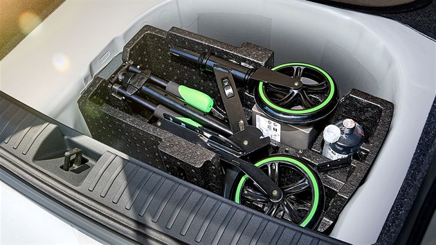 Skládací koloběžku do kufru auta má Škoda patentovanou.