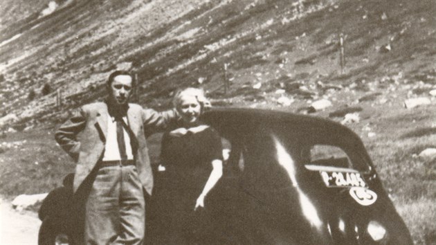 Karel apek s Olgou Scheinpflugovou a kodou Popular v ervenci 1935 ve vcarskch Alpch (Julierpass, 2284 m n. m.). Spokojenost s vozem vyjdila hereka vlastnorunm dopisem automobilce.